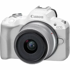 Appareil photo Canon EOS R50 hybride léger avec objectif RF-S 18-45mm sur fond blanc