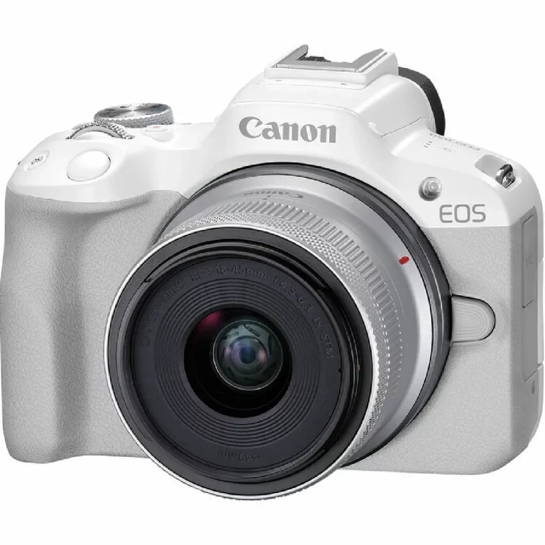 Appareil photo Canon EOS R50 hybride léger avec objectif RF-S 18-45mm sur fond blanc
