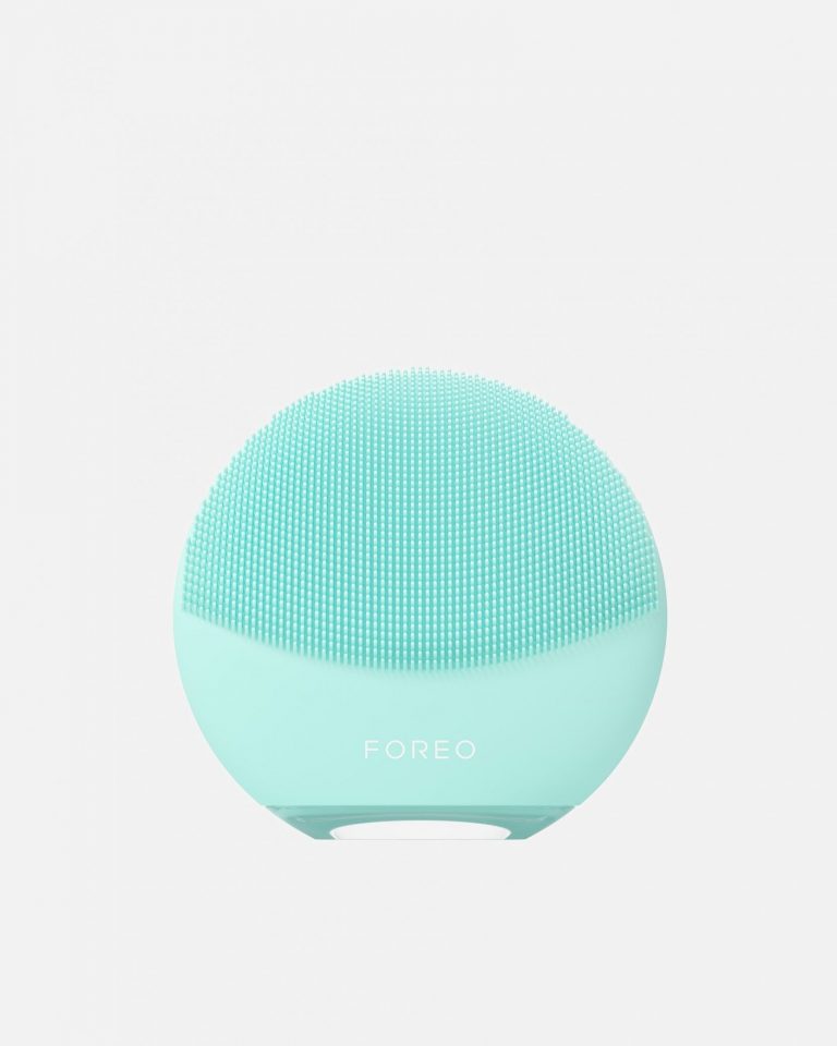 Foreo Luna 4 nettoyeur visage électrique en silicone médical sur fond blanc